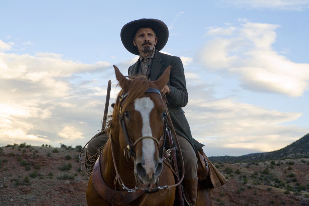 Everett Hitch (Viggo Mortensen) reitet mit seinem Pferd durch den wilden Westen und stellt seine eigenen Bedürfnisse hinter die derer, denen er hilf... - Bildquelle: Warner Bros.