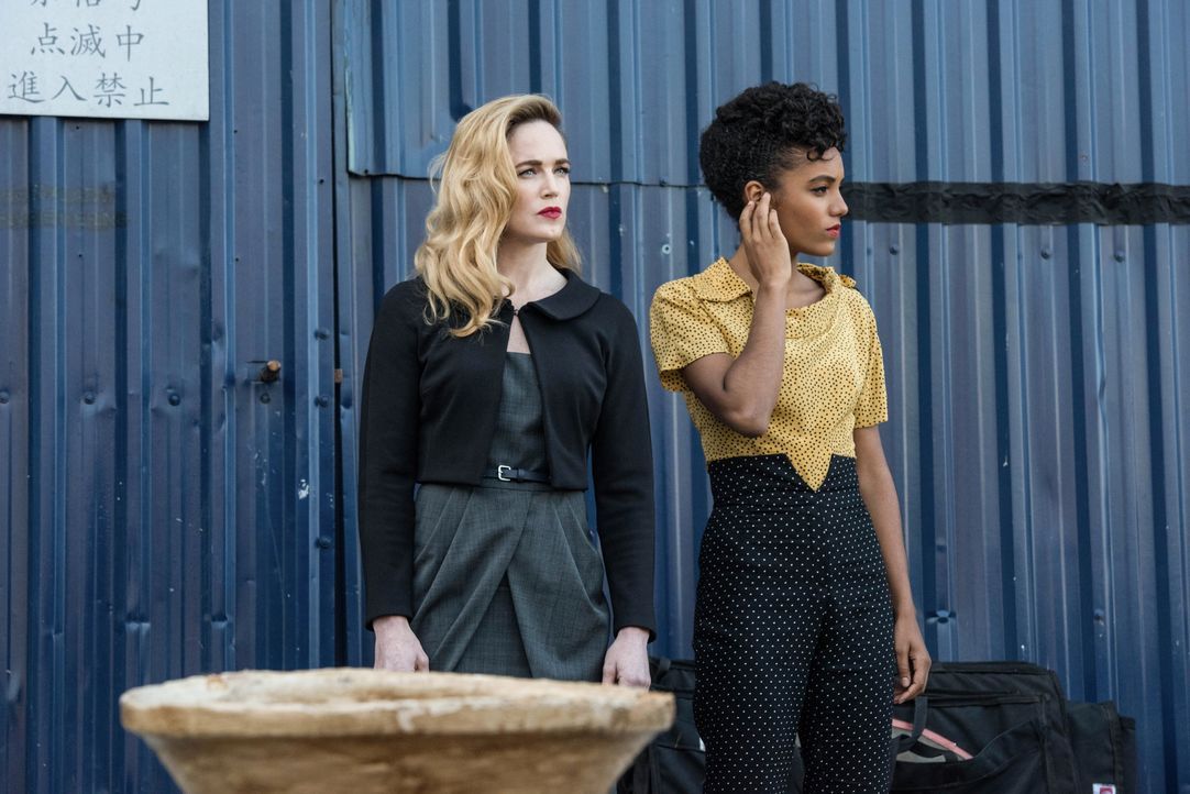 Sara (Caity Lotz, l.); Charlie (Maisie Richardson-Sellers, r.) - Bildquelle: Dean Buscher 2018 The CW Network, LLC. All rights reserved. / Dean Buscher