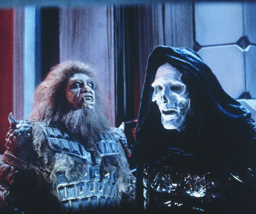 Der böse Herrscher von Estonia, Skeletor ( Frank Langella, r.), braucht nur noch den zweiten magischen Schlüssel, um das gesamte Universum zu beherr... - Bildquelle: CANNON FILMS INC. AND CANNON INTERNATIONAL B. V
