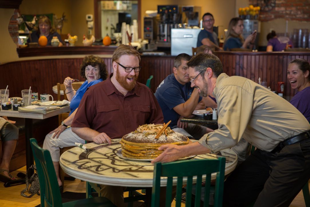 Was kann es schöneres geben, als einen riesigen Stapel Pancakes? Josh Denny (l.) lässt sich von Jeff Fitchett (r.), dem Koch des "Breakfast Shoppe"... - Bildquelle: Bill Gray 2016, Television Food Network, G.P. All Rights Reserved.