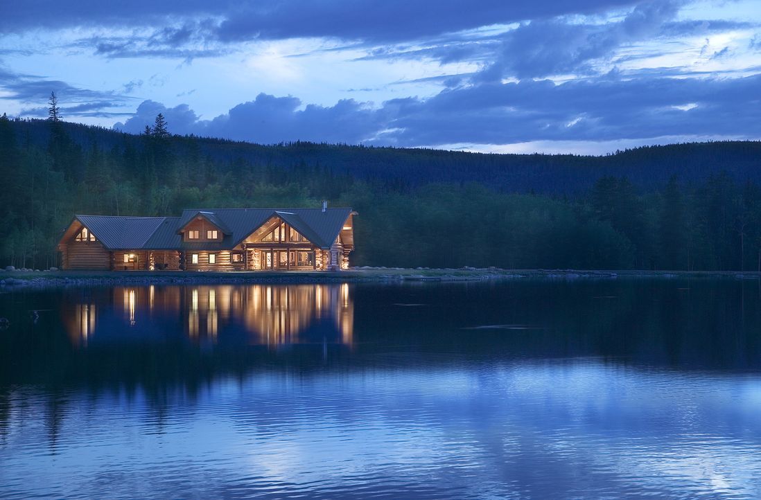 (1. Staffel) - Der Traum eines jeden Naturliebhabers: ein Haus am See und dann noch vollkommen aus Holz ... - Bildquelle: Paperny Entertainment 2014