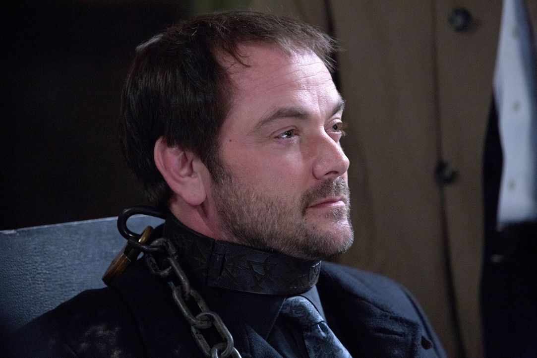Wird sich Crowley (Mark Sheppard) wirklich darauf einlassen, einen seiner geheimen Tricks preiszugeben? - Bildquelle: 2013 Warner Brothers