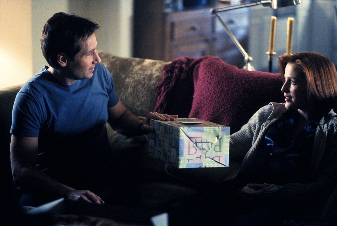Mulder (David Duchovny, l.) besucht die hochschwangere Scully (Gillian Anderson, r.), um ihr ein Geschenk zu überreichen. - Bildquelle: TM +   2000 Twentieth Century Fox Film Corporation. All Rights Reserved.