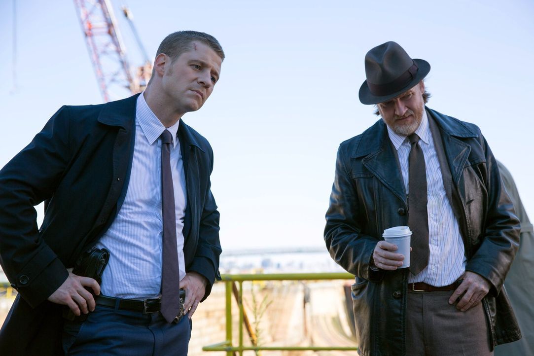 Ermitteln in einem neuen Fall, als ein junger Mann tot aufgefunden wird: Gordon (Ben McKenzie, l.) und Bullock (Donal Logue, r.) ... - Bildquelle: Warner Bros. Entertainment, Inc.