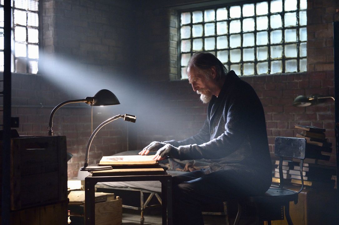 Nachdem das Tageslicht nicht den gewünschten Effekt auf den Meister hatte, setzt Abraham (David Bradley) nur alles daran, das Buch "Occido Lumen" zu... - Bildquelle: 2015 Fox and its related entities. All rights reserved.