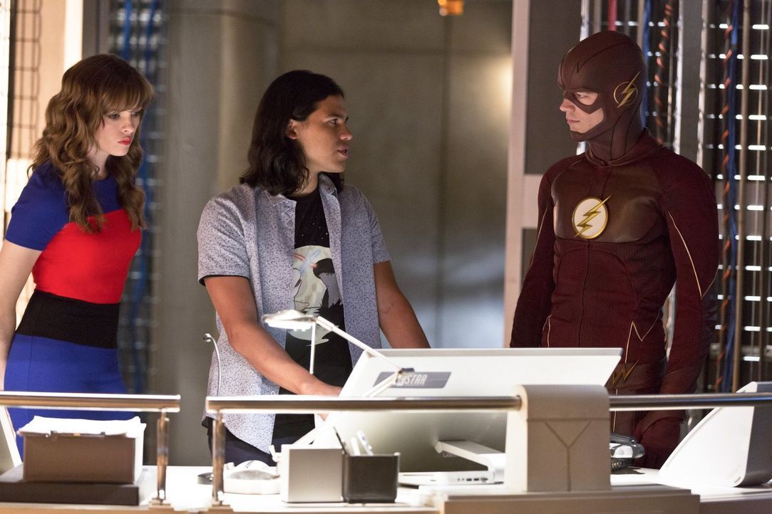 Noch ahnen Caitlin (Danielle Panabaker, l.), Cisco (Carlos Valdes, M.) und Barry alias The Flash (Grant Gustin, r.) nicht, welche Folgen die Weltenb... - Bildquelle: 2015 Warner Brothers.