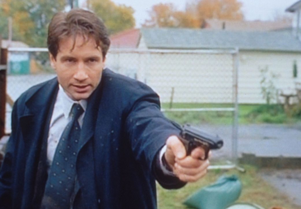 Mulder (David Duchovny) verhaftet einen mordverdächtigen Japaner, den er aber kurz darauf wieder laufen lassen muss, weil es sich um einen Diplomate... - Bildquelle: TM +   2000 Twentieth Century Fox Film Corporation. All Rights Reserved.