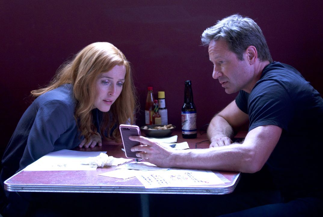 Als Scully (Gillian Anderson, l.) und Mulder (David Duchovny, r.) eine unerwartete Nachricht erhalten, ahnen sie nicht, in was sie dort hineingezoge... - Bildquelle: 2017 Fox and its related entities. All rights reserved.
