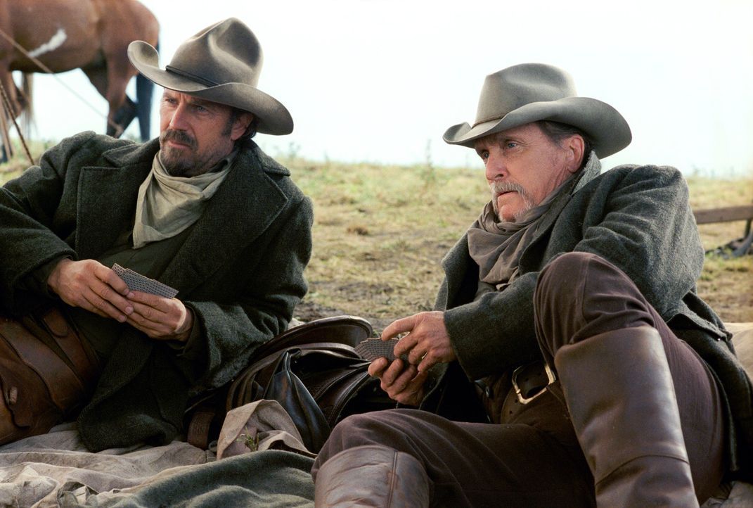 Charley Waite (Kevin Costner, l.) und Boss Spearman (Robert Duvall, r.) treiben ihre Herden immer noch freies Weideland, obwohl der Fortschritt der... - Bildquelle: Touchstone Pictures