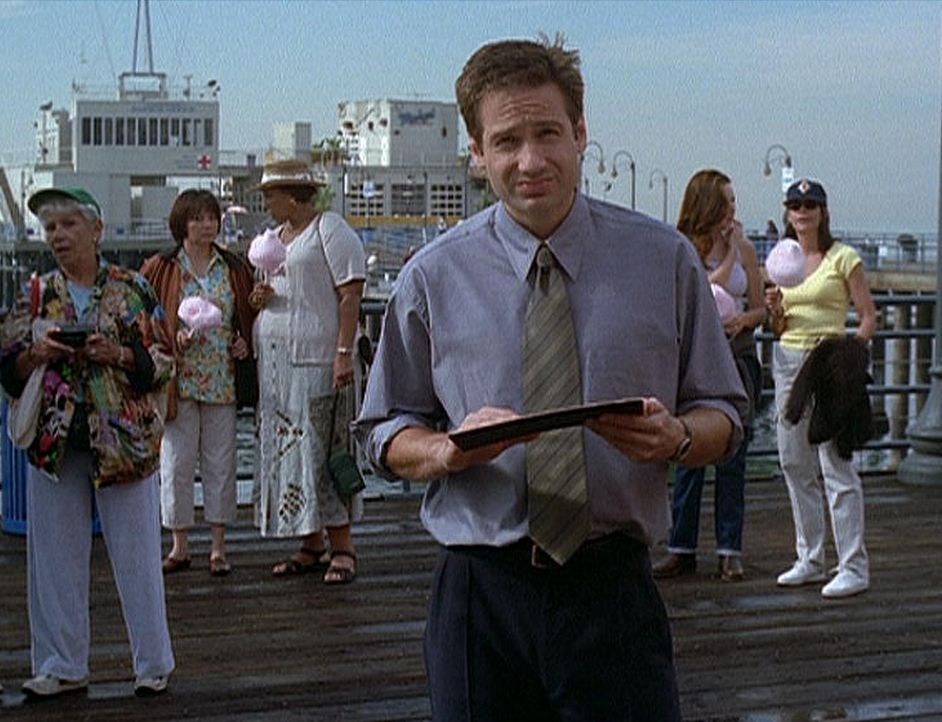 Mulder (David Duchovny, vorne) vermutet, dass der Tod des "Unglaublichen Maleeni" in Wirklichkeit ein Zaubertrick war. - Bildquelle: TM +   2000 Twentieth Century Fox Film Corporation. All Rights Reserved.