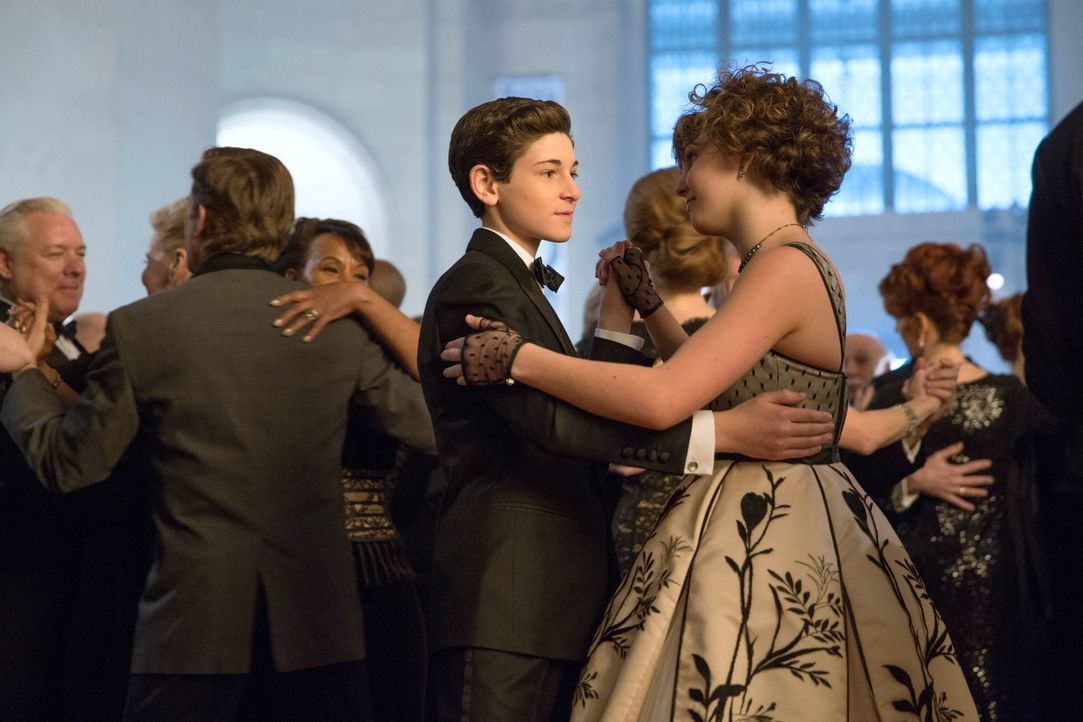 Arbeiten zusammen, um die Korruption innerhalb von Wayne Enterprises aufzudecken: Bruce (David Mazouz, l.) und Selina (Camren Bicondova, r.) - Bildquelle: Warner Bros. Entertainment, Inc.
