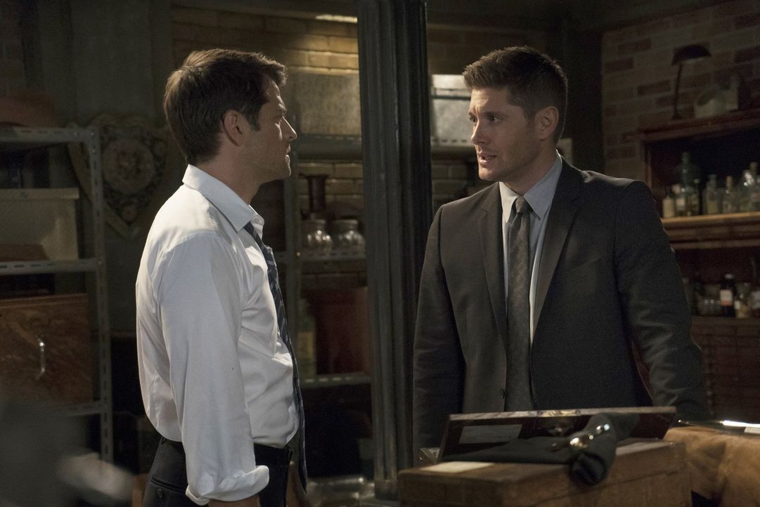 Wird Dean (Jensen Ackles, r.), im Glauben mit Castiel zu reden, ausgerechnet Lucifer (Misha Collins, l.) seine besondere Verbindung zu der Finsterni... - Bildquelle: 2014 Warner Brothers