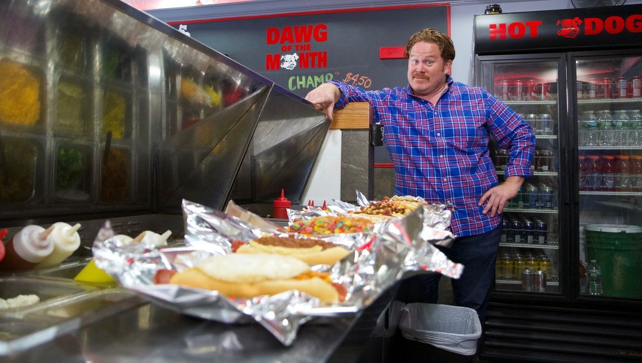 Die "Dawg House Challenge" hat es in sich: Zwölf verschiedene Hot Dogs, die Casey in weniger als 30 Minuten essen muss ... - Bildquelle: 2017,The Travel Channel, L.L.C. All Rights Reserved.