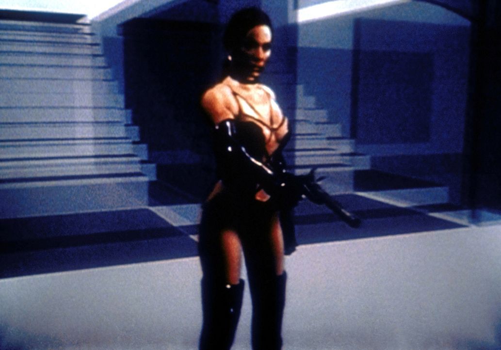 Maitreya (Krista Allen), die virtuelle Kriegerin, hat die Kontrolle über das Computerspiel an sich gerissen und tötet jeden. - Bildquelle: TM +   2000 Twentieth Century Fox Film Corporation. All Rights Reserved.
