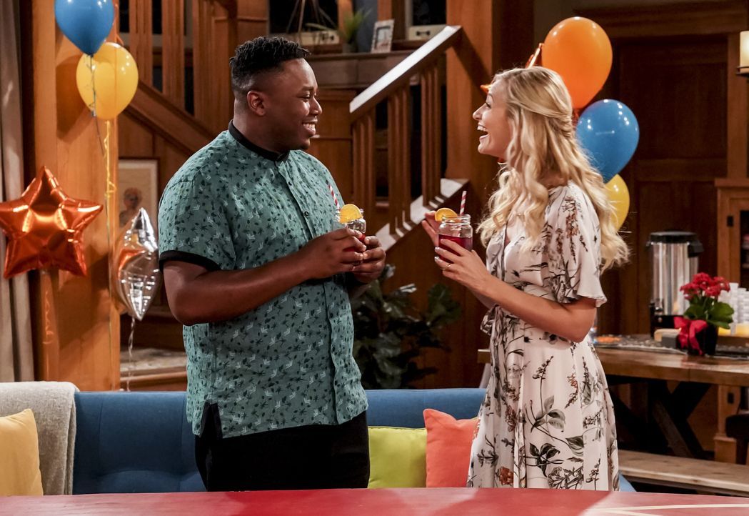 Marty Butler (Marcel Spears, l.); Gemma Johnson (Beth Behrs, r.) - Bildquelle: Monty Brinton © 2018 CBS Broadcasting, Inc. All Rights Reserved. / Monty Brinton