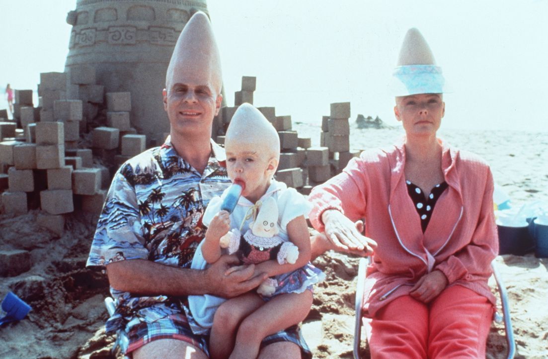 Ein ganz normaler Familienurlaub? Beldar (Dan Aykroyd l.) mit seiner Tochter Connie (Michelle Burke, M.) und seiner Frau Prymaat (Jane Curtin, r.) a... - Bildquelle: Paramount Pictures