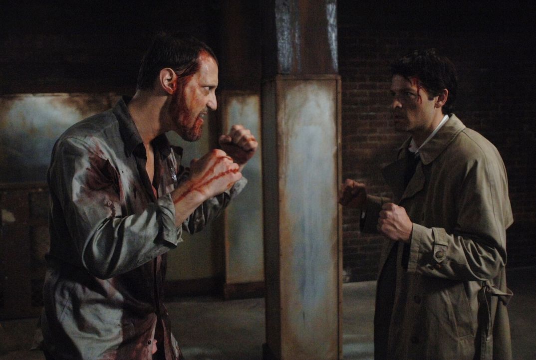 Sieben Engel wurden getötet, und Castiel (Misha Collins, r.) und Uriel rekrutieren Dean, um herauszufinden, wer es war. Zu diesem Zweck muss Dean d... - Bildquelle: Warner Bros. Television