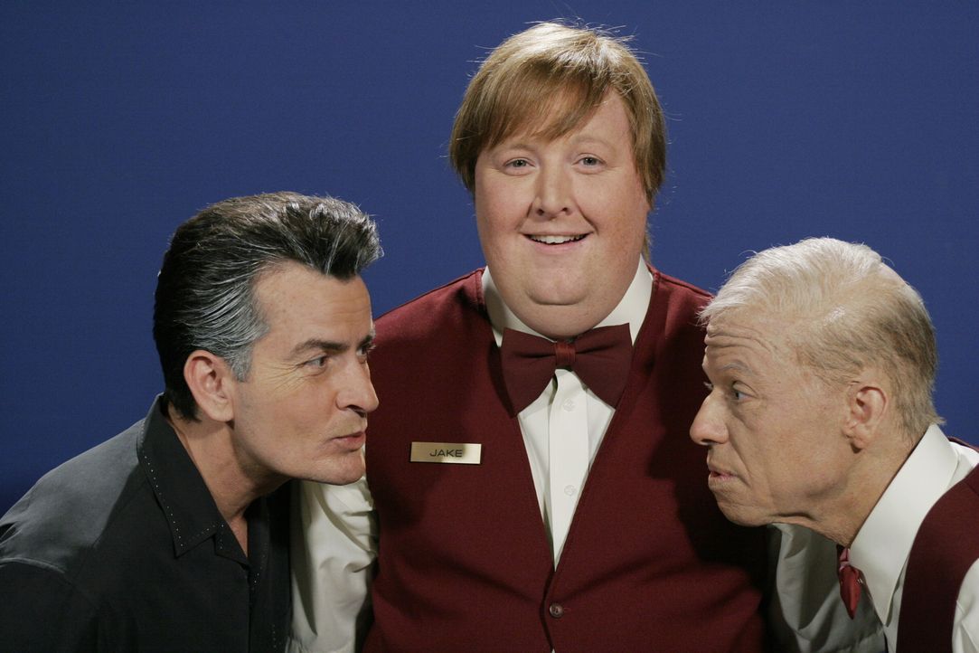Ein Blick in die Zukunft: Charlie (Charlie Sheen l.), Jake (Brendan Patrick Connor, M.) und Alan (Jon Cryer, r.) ... - Bildquelle: Warner Brothers Entertainment Inc.