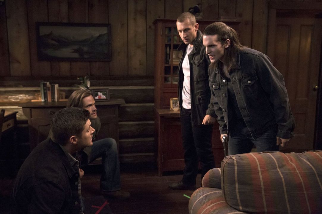 Eigentlich wollten Dean (Jensen Ackles, l.) und Sam (Jared Padalecki, 2.v.l.) Jagd auf eine mordende Werwölfin machen, doch dann müssen sie sich plö... - Bildquelle: 2016 Warner Brothers