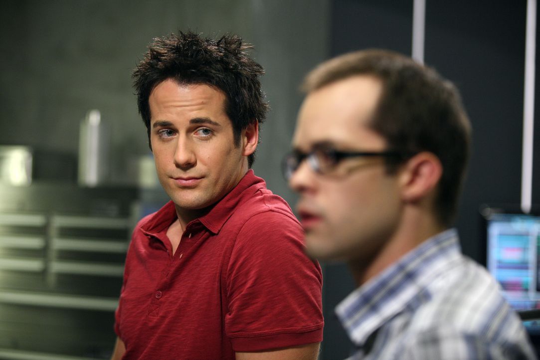 Versuchen mysteriöse Symbole zu entziffern: Zane (Niall Matter, l.) und Douglas (Neil Grayston, r.) ... - Bildquelle: Universal Television