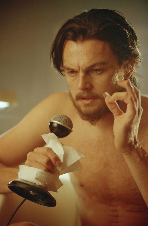 Die letzten 18 Jahre seines Lebens verbringt Hughes (Leonardo DiCaprio) als eine Art Einsiedler. Die Menschen in seiner Umgebung hält er mit absurde... - Bildquelle: Miramax International