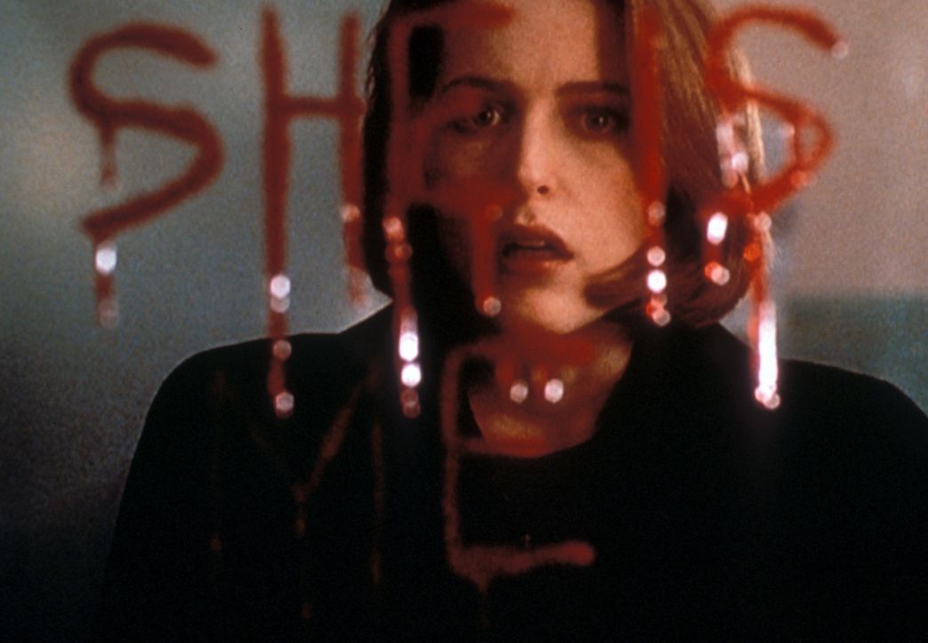 Als Scully (Gillian Anderson) die Worte im Spiegel liest, ist sie entsetzt ... - Bildquelle: TM +   2000 Twentieth Century Fox Film Corporation. All Rights Reserved.