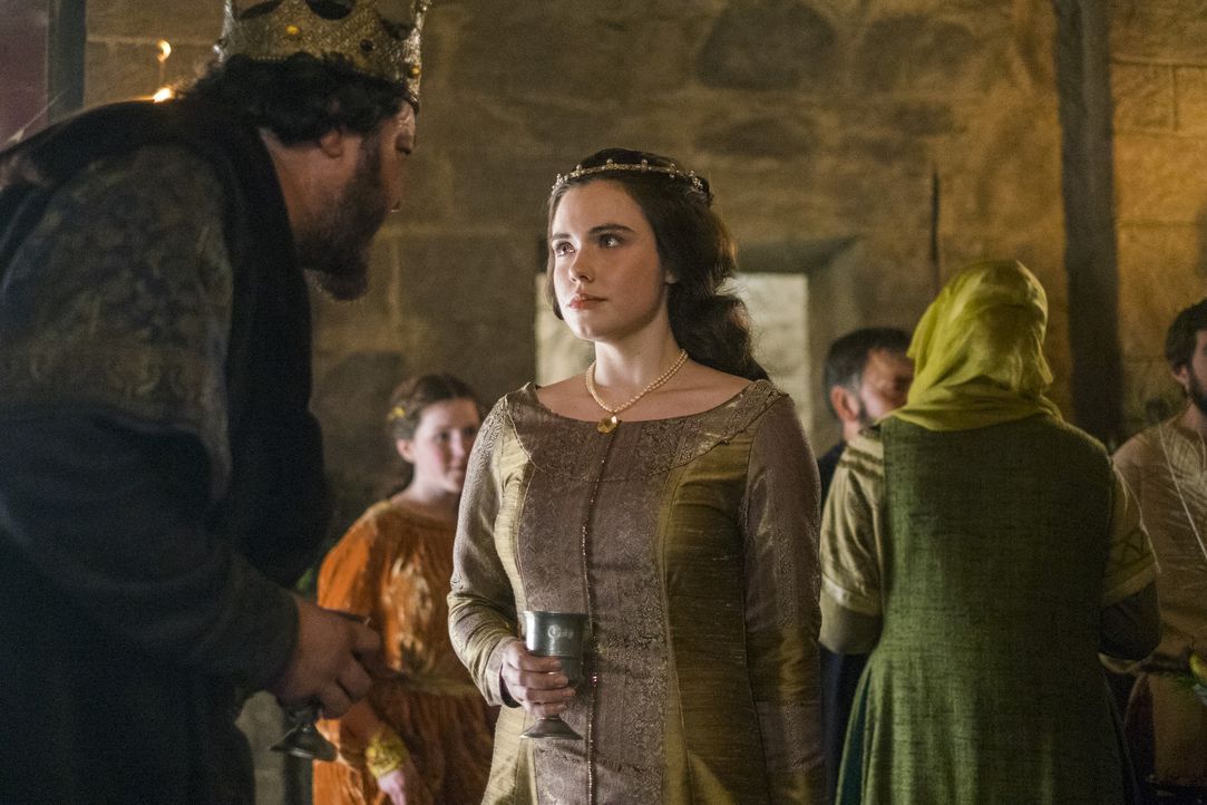 König Aelle (Ivan Kaye, l.) muss feststellen, dass seine Tochter Judith (Jennie Jacques , r.) mit ihrem Schwiegervater König Egbert eine zu innige V... - Bildquelle: 2016 TM PRODUCTIONS LIMITED / T5 VIKINGS III PRODUCTIONS INC. ALL RIGHTS RESERVED.