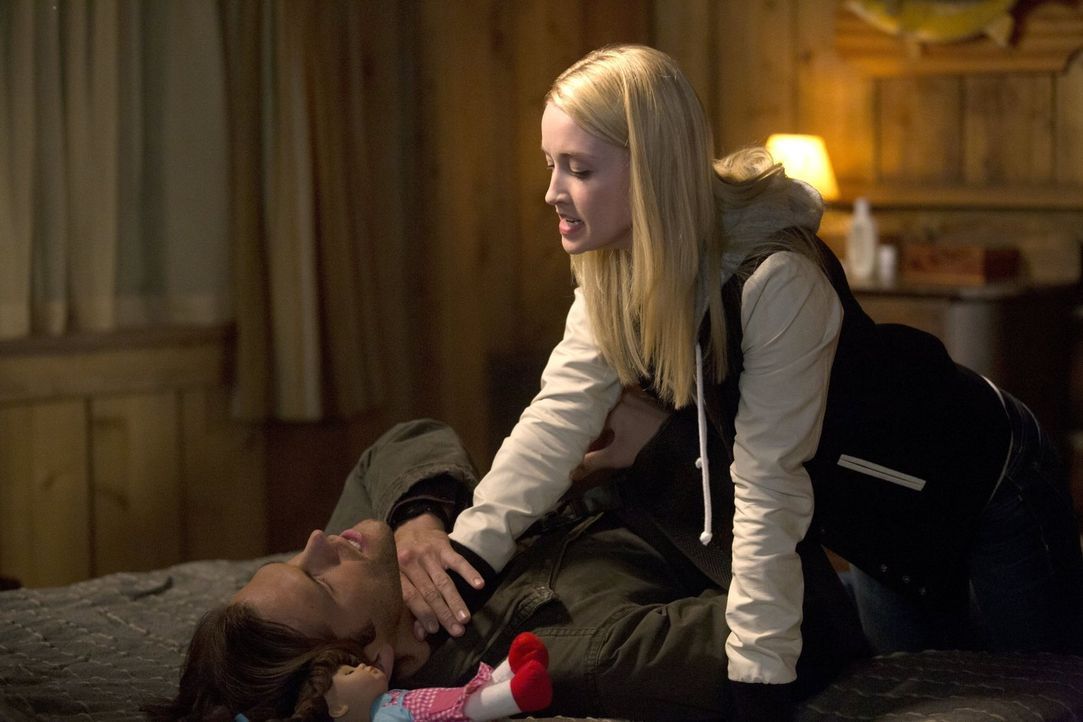 Die junge Werwölfin Tasha (Emily Tennant, r.) macht es Sam (Jared Padalecki, l.) und seinem Bruder nicht einfach ... - Bildquelle: 2016 Warner Brothers