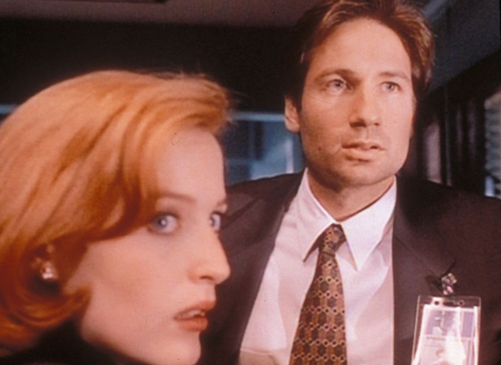 Scully (Gillian Anderson, l.) und Mulder (David Duchovny, r.) müssen feststellen, dass der Entführer eines 15-jährigen Mädchens vor langer Zeit scho... - Bildquelle: TM +   Twentieth Century Fox Film Corporation. All Rights Reserved.