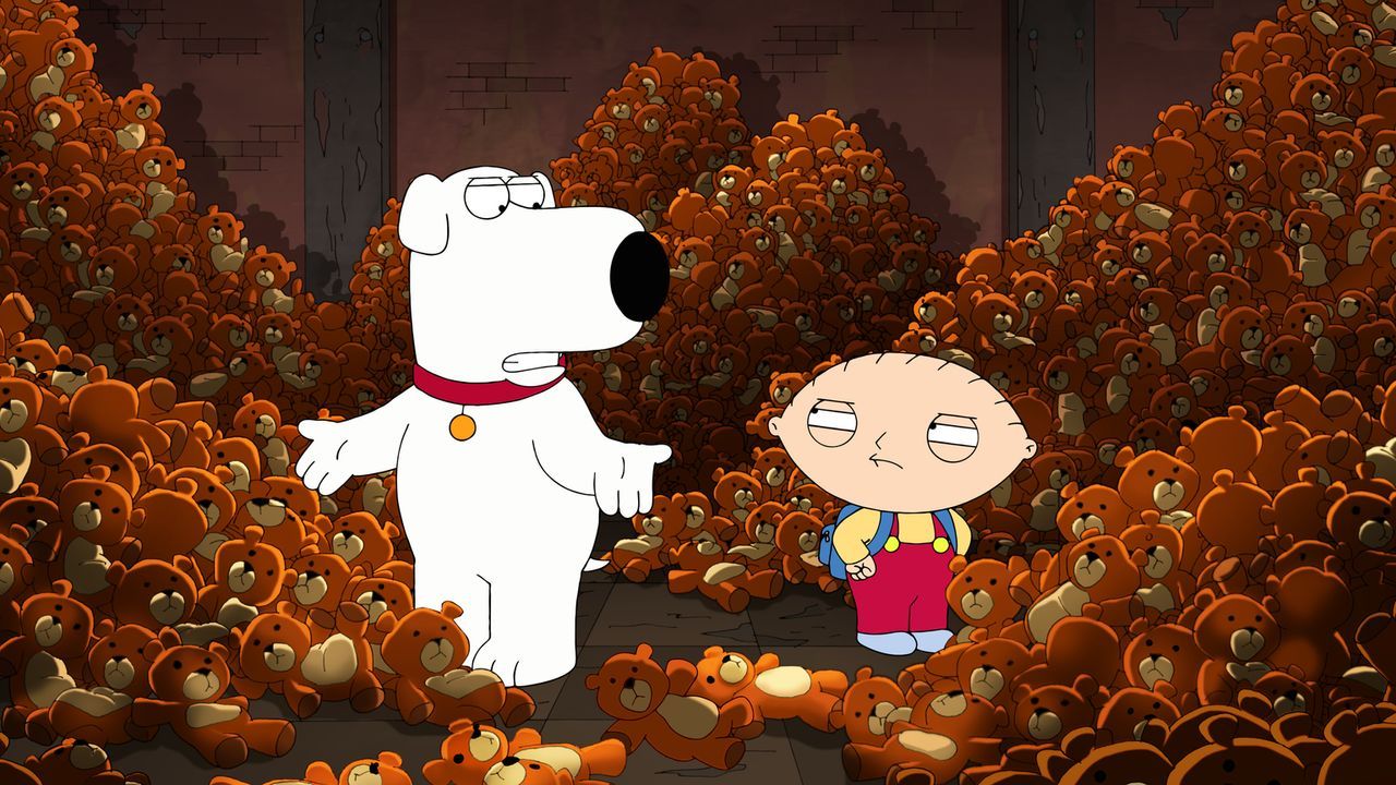 Machen sich auf die Suche nach Teddy Rupert, der im Rahmen einer Rückrufaktion von Lois in die Fabrik zurückgeschickt wurde: Stewie (r.) und Brian (... - Bildquelle: 2013 Twentieth Century Fox Film Corporation. All rights reserved.