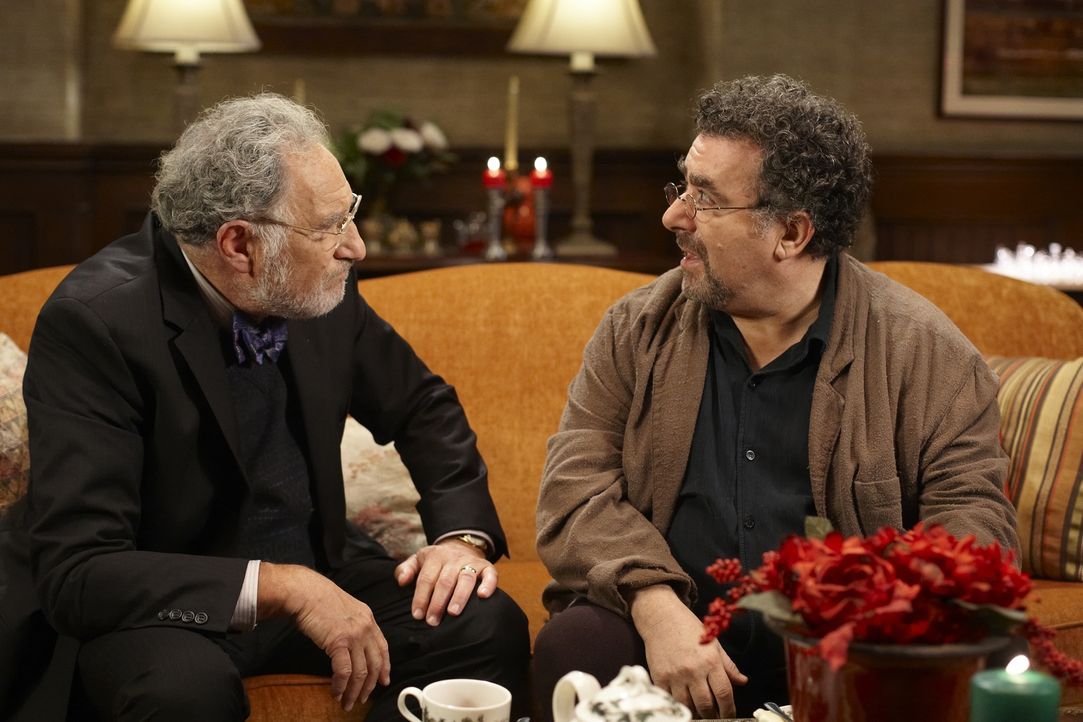 Claudia will Artie (Saul Rubinek, r.) zu Weihnachten eine Freude zu machen ihn mit einem tollen Geschenk überraschen. Bei ihrer Recherche trifft sie... - Bildquelle: Ken Woroner SCI FI Channel