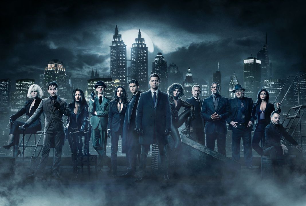 (4. Staffel) - Der Kampf um Gotham geht weiter: (v.l.n.r.) Barbara (Erin Richards), Oswald alias Pinguin (Robin Lord Taylor), Tabitha (Jessica Lucas... - Bildquelle: 2017 Warner Bros.