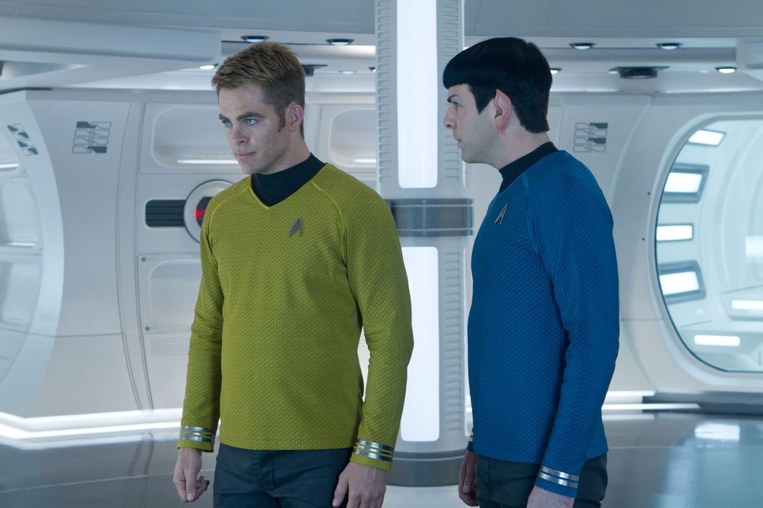 Auf Kirk (Chris Pine, l.) und Spock (Zachary Quinto, r.) wartet ein Abenteuer, das sie beide an den Rand des Todes treibt ... - Bildquelle: Zade Rosenthal 2013 Paramount Pictures.  All Rights Reserved.