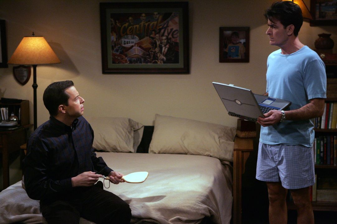 Charlie (Charlie Sheen, r.) kann nicht glauben, dass Alan (Jon Cryer, l.) sich eine Frau im Internet gesucht hat ... - Bildquelle: Warner Brothers Entertainment Inc.
