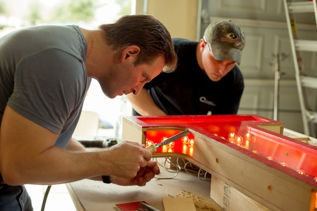 Der Man Cave für Gabriel Cardenas soll etwas ganz Besonderes werden, weshalb Jason Cameron (Foto) an alles gedacht hat. Auch Stadionsitze und eine a... - Bildquelle: 2013,DIY Network/Scripps Networks, LLC. All Rights Reserved.