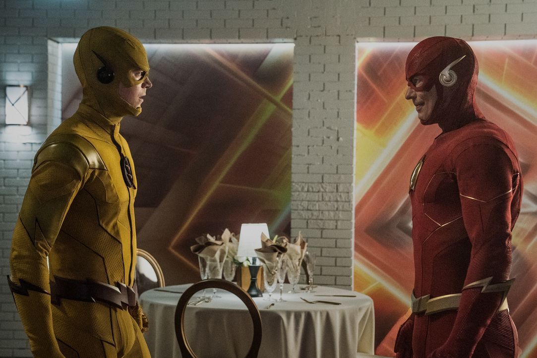 Barry Allen alias Reverse-Flash (Grant Gustin, l.); Eobard Thawne alias The Flash (Tom Cavanagh, r.) - Bildquelle: © and TM DC Comics © Warner Bros. Ent. Inc.