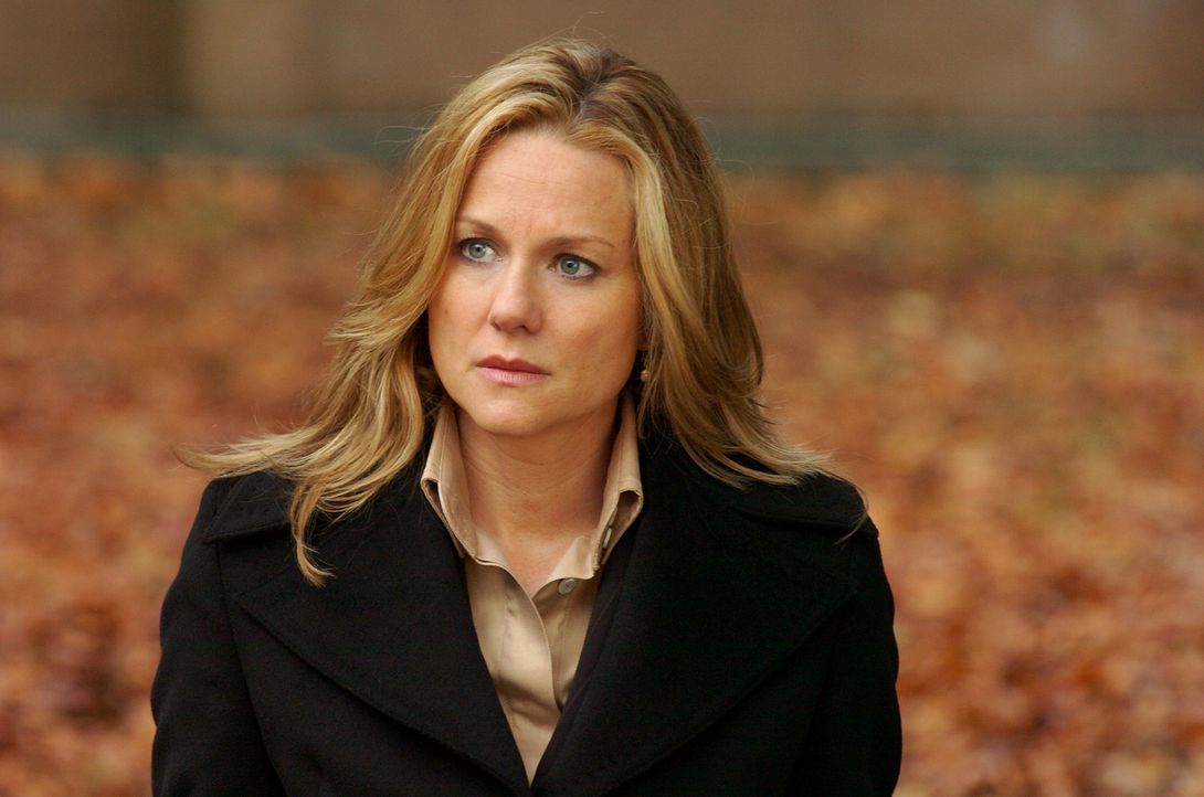 Eigentlich ist die Anwältin Erin Brunner (Laura Linney) nicht die ideale Streiterin für ihren Mandanten, des Paters Richard Moore, der wegen Tötung... - Bildquelle: Sony Pictures Television International. All Rights Reserved.