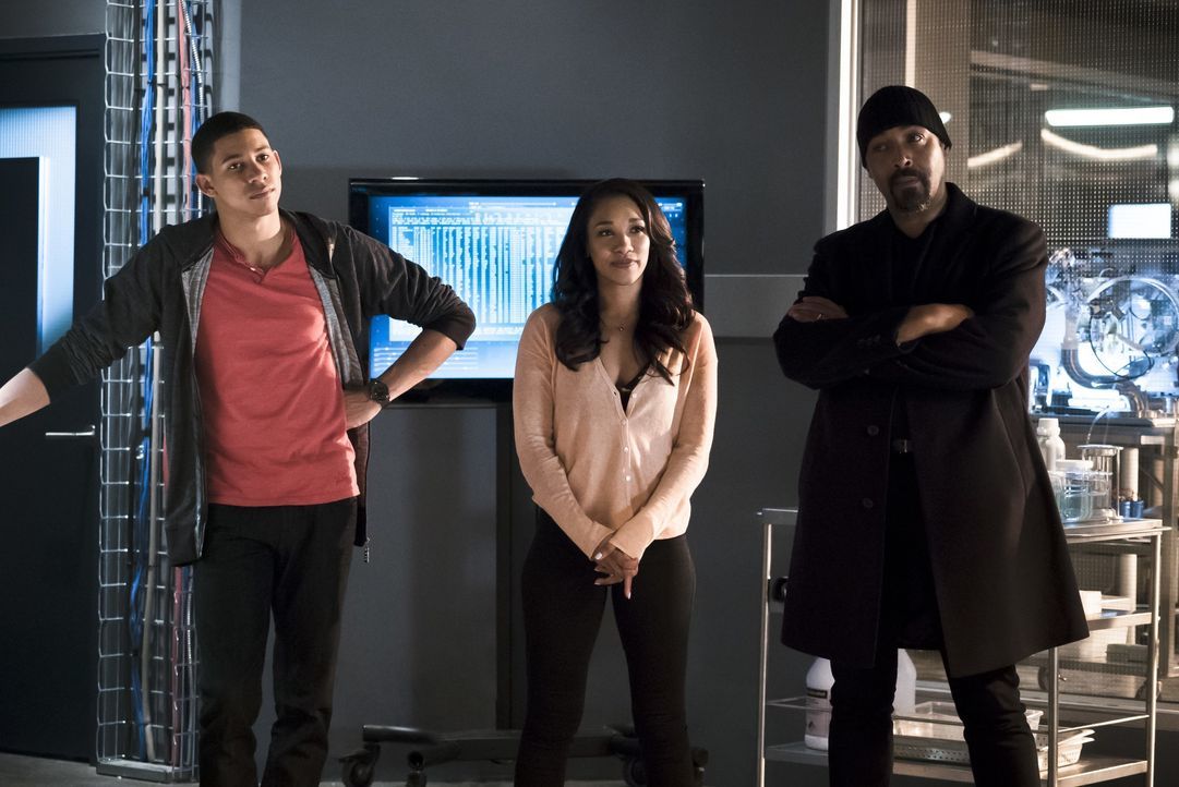 Wally (Keiynan Lonsdale, l.) ist entsetzt, als Iris (Candice Patton, M.) ihm klarmacht, dass Joe (Jesse L. Martin, r.) möglicherweise für immer verl... - Bildquelle: Warner Bros. Entertainment, Inc.