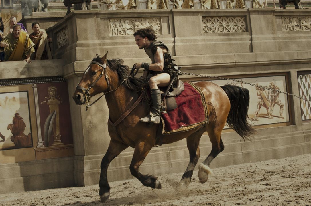 Zu Ehren des Senators soll Corvus' Sieg gegen das Keltenvolk, dem Milo (Kit Harington) angehörte, nachgestellt werden - doch die Sklaven, die die Ke... - Bildquelle: 2014 Constantin Film Verleih GmbH/ Caitlin Cronenberg