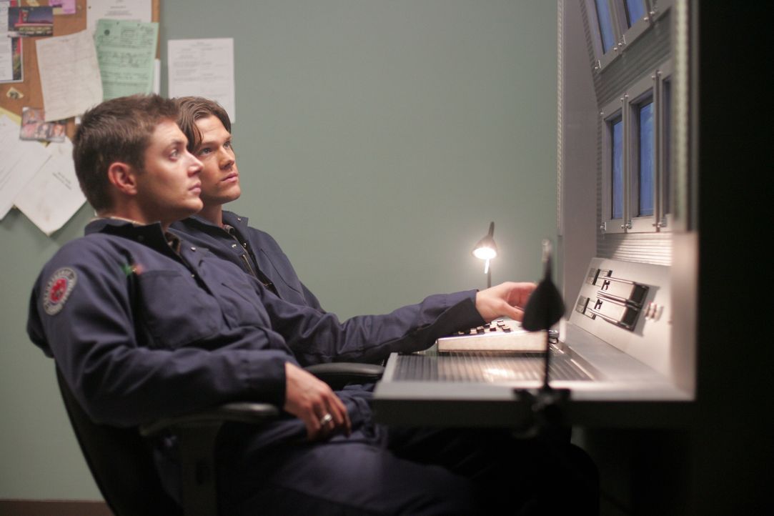Sam (Jared Padalecki, r.) und Dean Winchester (Jensen Ackles, l.) untersuchen eine Serie von Überfällen, die ein beunruhigendes Muster aufweisen ... - Bildquelle: Warner Bros. Television