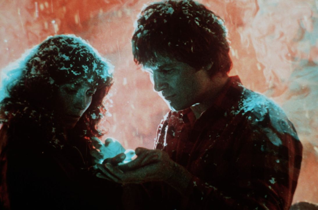 Plötzlich steht ein Außerirdischer in Gestalt ihres verstorbenen Ehemannes Scott (Jeff Bridges, r.) vor Jenny (Karen Allen, l.) und zeigt ihr magisc... - Bildquelle: Columbia Pictures