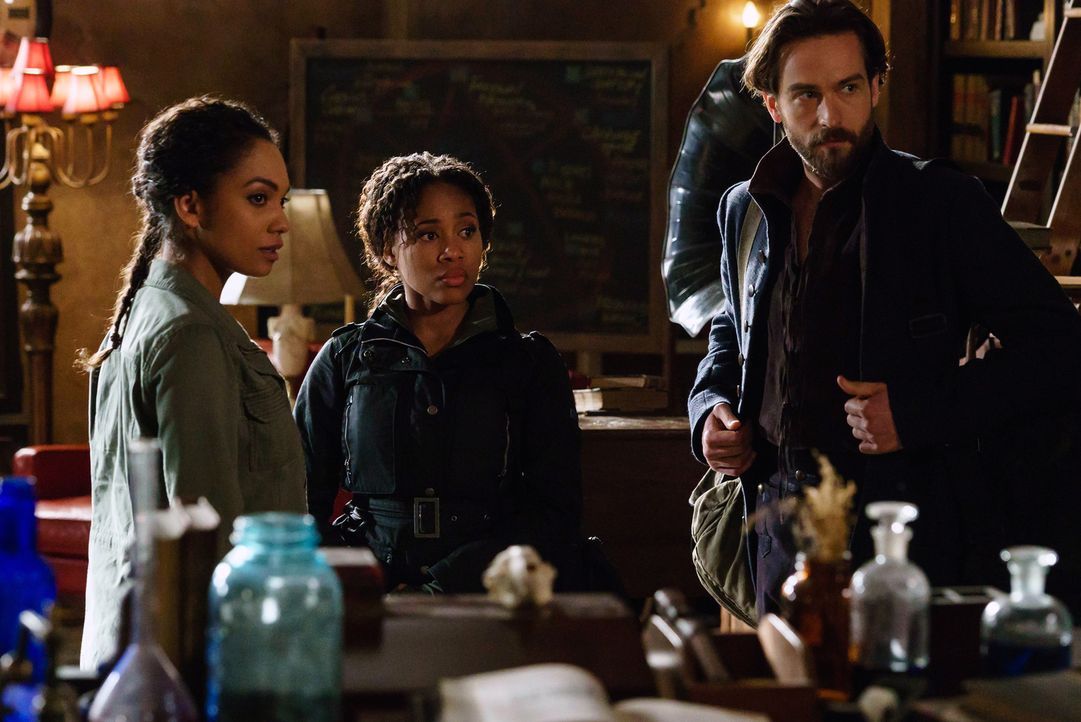 Müssen einen Weg finden, um die Vernichtung der Menschheit zu stoppen: Jenny (Lyndie Greenwood, l.), Abbie (Nicole Beharie, M.) und Crane (Tom Mison... - Bildquelle: 2015-2016 Fox and its related entities.  All rights reserved.