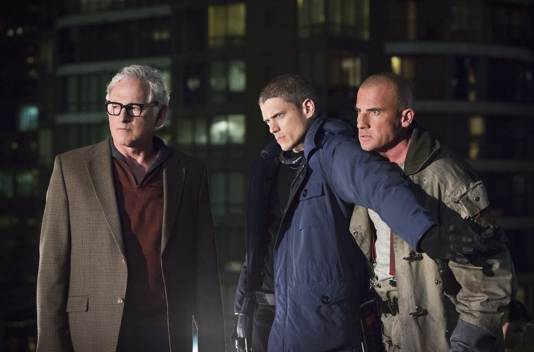 Während Dr. Stein (Victor Garber, l.) von der Möglichkeit begeistert ist, die ihnen Rip Hunter bietet, sind sich Snart alias Captain Cold (Wentworth... - Bildquelle: 2015 Warner Bros.