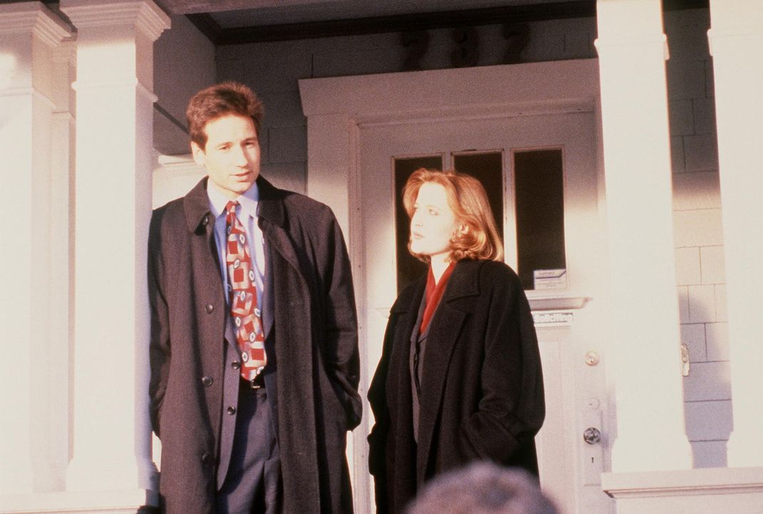 Mulder (David Duchovny, l.) und Scully (Gillian Anderson, r.) untersuchen eine Mordserie, bei der drei identisch aussehende Ärzte in verschiedenen O... - Bildquelle: TM +   Twentieth Century Fox Film Corporation. All Rights Reserved.
