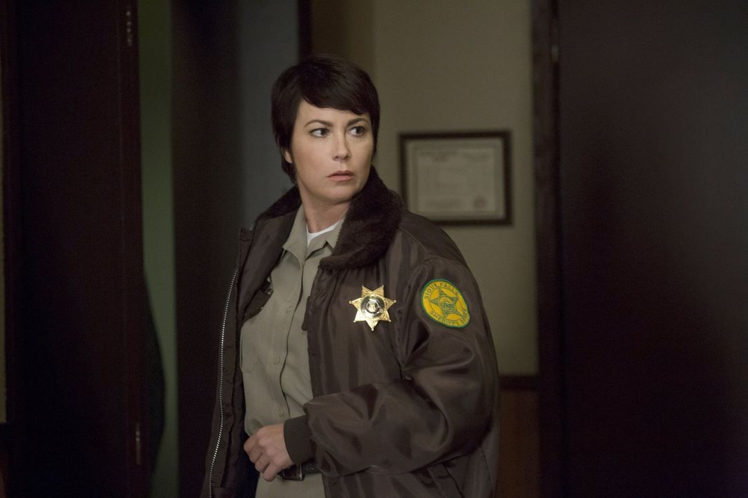 Jody (Kim Rhodes) geht voller Unmut und wenig Motivation zu einer Sheriff-Veranstaltung ohne zu ahnen, dass sie dort möglichweise eine neue Verbünde... - Bildquelle: 2016 Warner Brothers