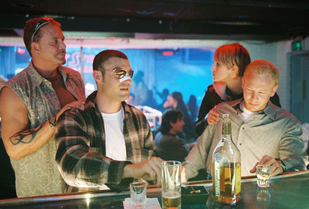 In einem Striptease-Club in Las Vegas treffen Ed (Mickey Rourke, l.) und Domino (Keira Knightley, 2.v.r.) auf zwei Moderatoren einer Realityshow. Ku... - Bildquelle: Constantin Film