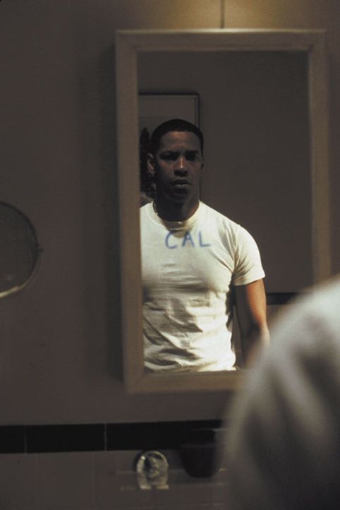 Detective Hobbes (Denzel Washington) hat einen psychopathischen Serienkiller zur Strecke gebracht und wohnt sogar dessen Hinrichtung in der Gaskamme... - Bildquelle: Warner Brothers