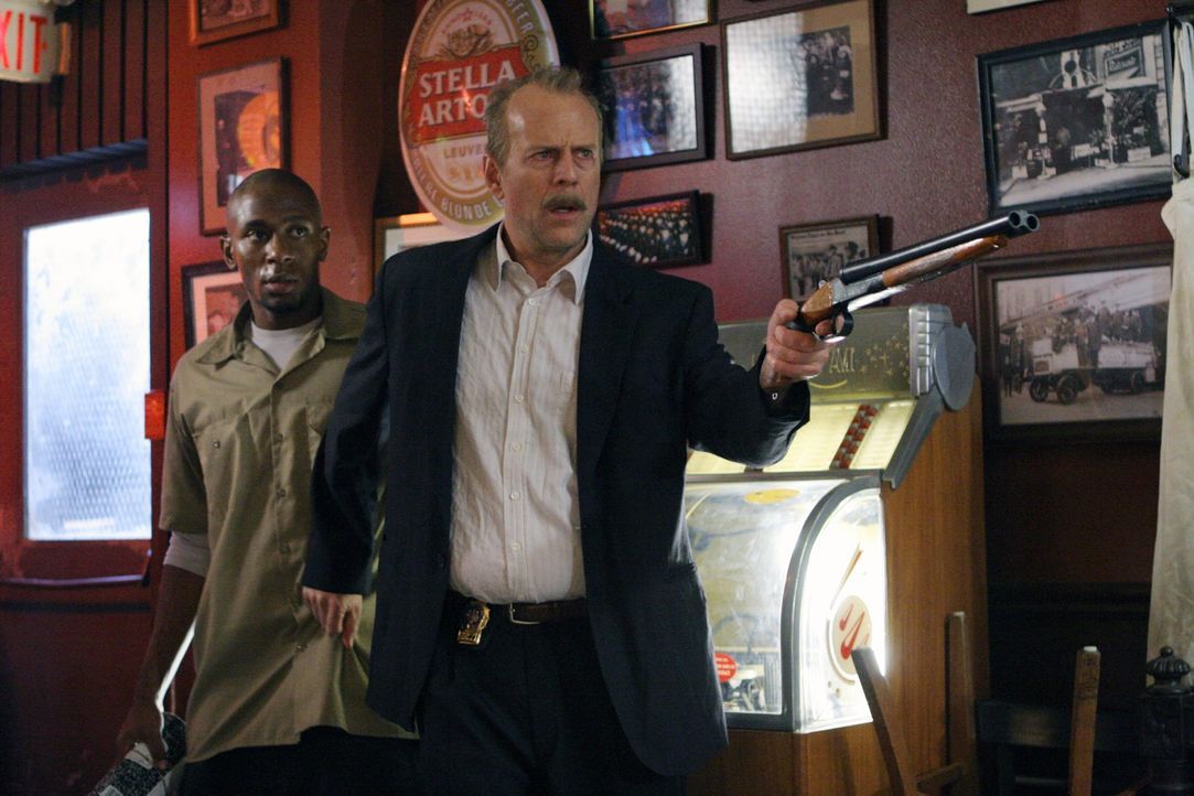 Der übermüdete Polizist Jack Mosley (Bruce Willis, r.) soll den Kriminellen Eddi Bunker (Mos Def, l.) vom Gefängnis zum Gerichtsgebäude bringen, läc... - Bildquelle: Nu Image