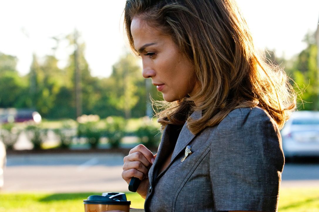 Irgendetwas stimmt nicht mit dem Milliardär - das scheint langsam auch Claire (Jennifer Lopez) zu realisieren ... - Bildquelle: Michael V 2013 Constantin Film Verleih GmbH