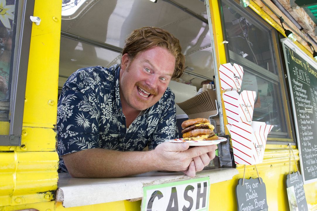 In Burlington, Vermont erwarten Casey Webb die besten Pommes aller Zeiten und ein doppelter Donut-Cheeseburger, serviert aus einem Schulbus heraus ... - Bildquelle: 2017,The Travel Channel, L.L.C. All Rights Reserved.